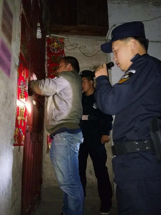 鹰潭粗心妈妈误将幼女锁家中 民警全城寻开锁师傅开门
