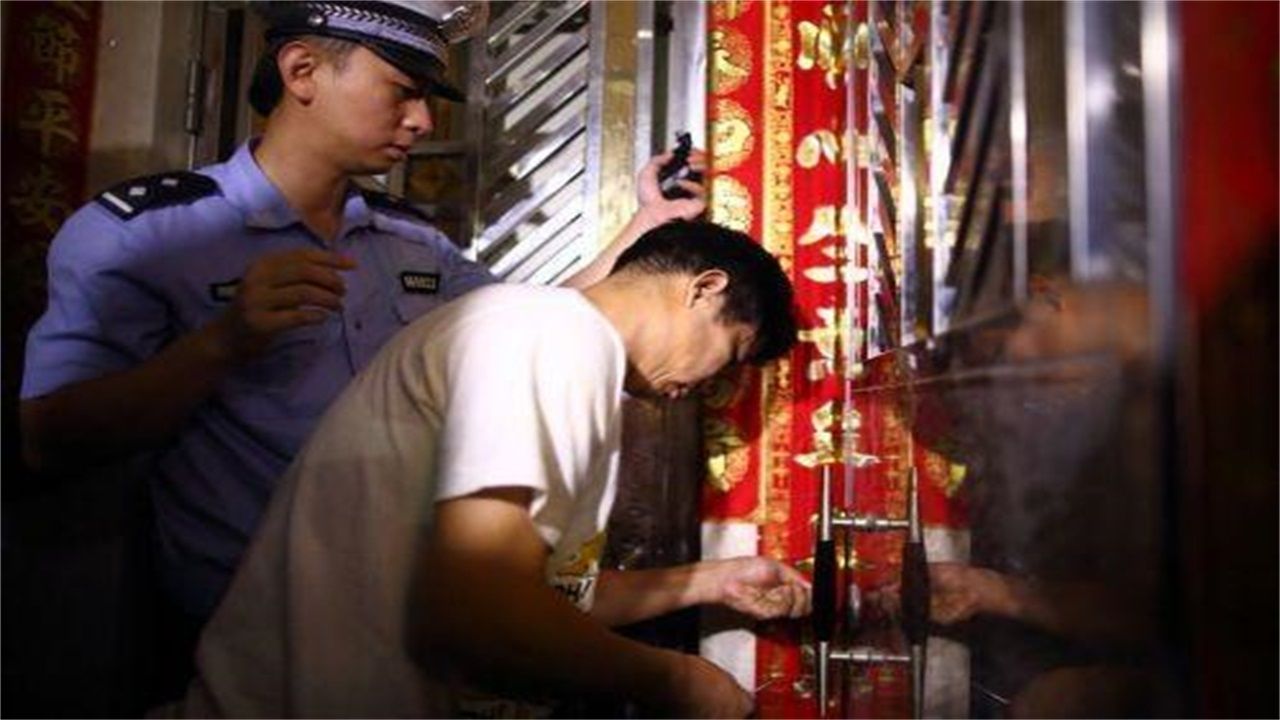 鹰潭请开锁师傅开了锁后，师傅为什么一般都不进门，就算主人请也不进去？